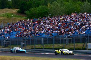 Emson-Lebbon (Elite Ferrari) take revenge with win in Race 2